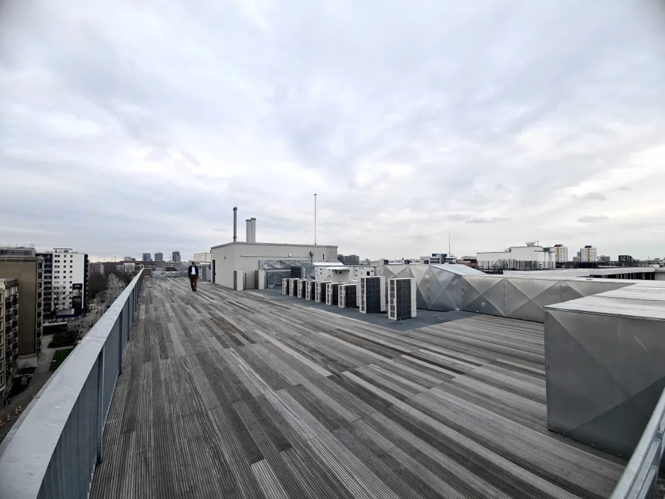 Dachterrasse mit Holzdeck und Blick über Berlin-Mitte