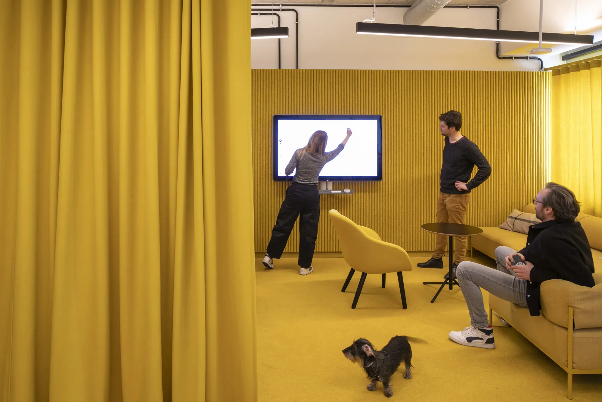 Gelbe Lounge hinter Vorhang