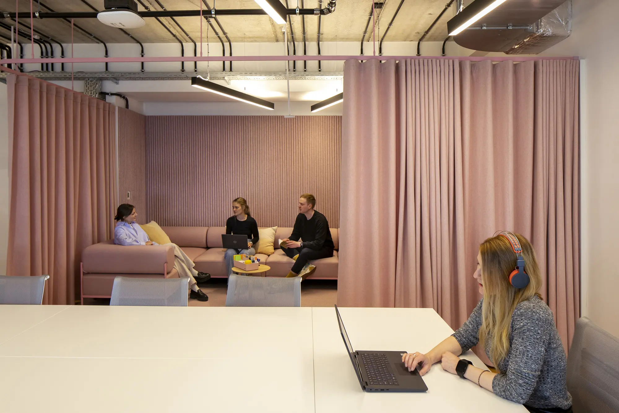 Rosé Lounge mit Besprechungstisch