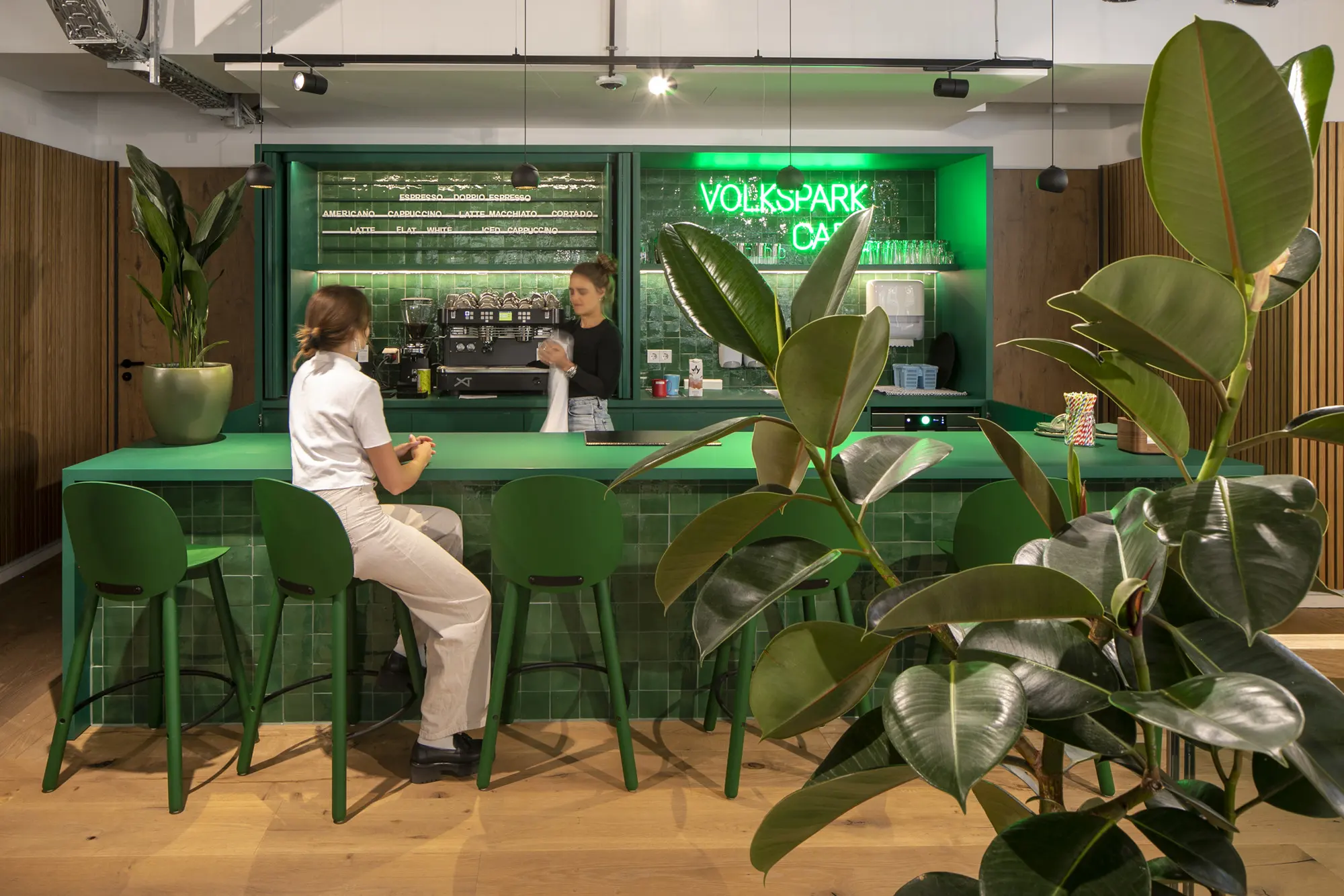 Volkspark Café mit grüner Bar im Erdgeschoss