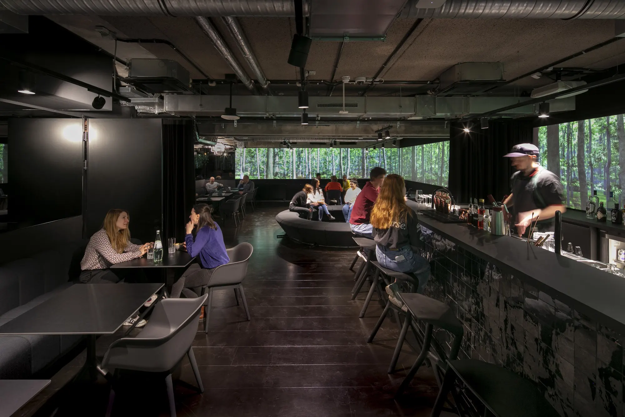Club im Untergeschoss mit Bar